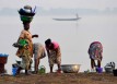 Women wash dishes in the Niger river in Ségou, January 2013