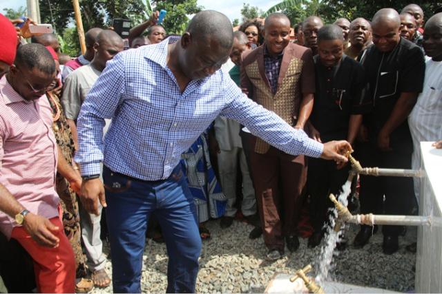 Sen Ike Ekweremadu commissins the Ogbombara Spring Water Harvestation Project attracted by him to Ndeabor, Enugu State