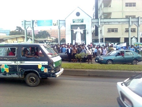crowd locked out by security at the Rivers State Judiciary complex, yesterday