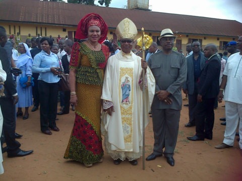 Archbishop Valenrian Okeke (center), Gov. of Anambra State with his wife, Chief, Mrs Willie Obiano at the Onitsha prison 