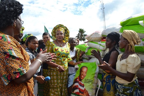Mrs Obiano handing over the gift to the widows
