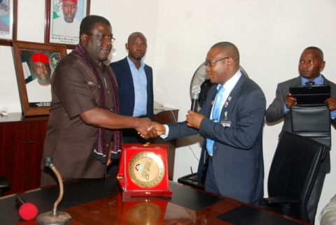His Excellency, Deputy Governor of Imo State, Prince Eze Madumere (MFR) in a warm handshake with the leader of delegation from National Defence College to Imo State, Air Commodore Noel Oyibo after receiving a Special Gift from the group.