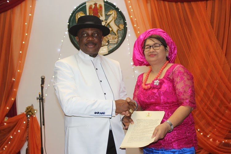 His Excellency Governor Willie Obiano and Leader of the Thai Delegation, Dr. Ratana Porn exchanging copies of the signed Communique during the Cultural Night held at Governors Lodge Amawbia