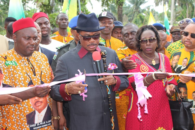 (L-R): Anambra State governor Chief Willie Obiano cutting the tape to commission Nnanka Borehole. He is flanked by President General South-East CAmalgamated Traders Association (SEMATA), Chief Okwudili Ezenwankwo and Hon Commissioner for Information, Dr. Imelda Nwogu at the commissioning of the borehole at Agbiligba Nanka, Orumba North LGA.