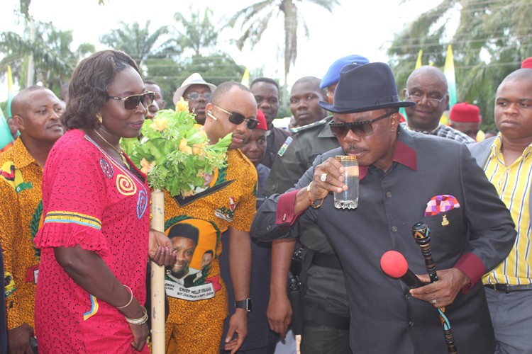 (L-R): Anambra State governor Chief Willie Obiano takes a sip of water from the borehole commissioning at Agbiligba Nanka, Orumba North LGA.