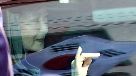 South Korea's ousted leader Park Geun-hye looks out from a vehicle as she leaves her private house in Seoul, South Korea March 30, 2017. © Lim Heon-jeong / Yonhap via Reuters