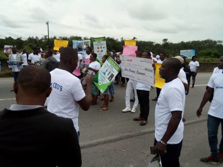 Presidential Amnesty Programme: Protesters block road, urge Dokubo to pay Ezonebi