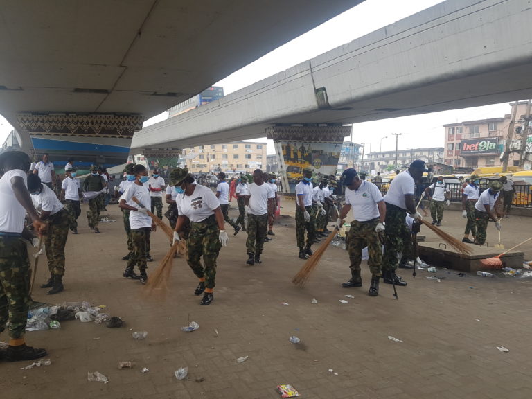 Soldiers clean up Ojuelegba axis of Lagos to enhance civilian/military relations