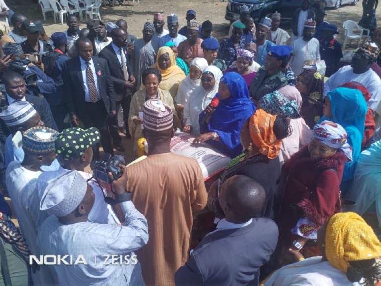 Aisha Buhari Distributes Food Items To 52 Vulnerable Groups In Bauchi