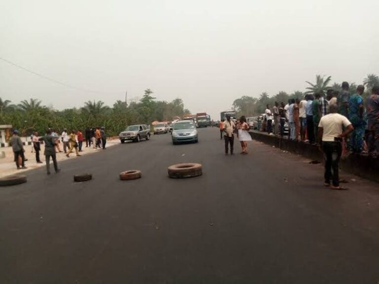 Protesters shut Lagos/Benin Road over extortion