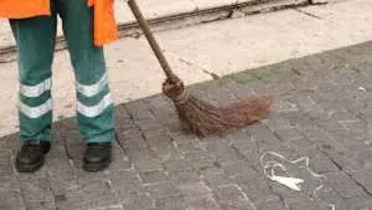 Magistrate orders man to sweep court premises for cheating