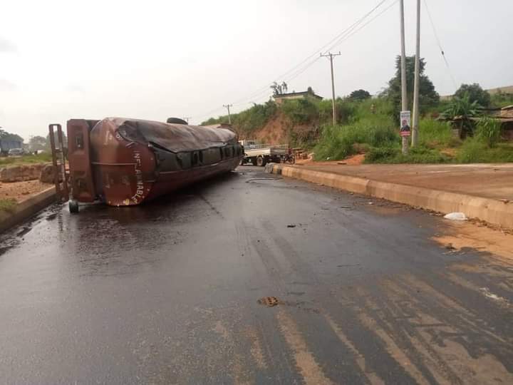 Man in critical condition as trailer hits access road at Abba Junction, Enugu-Onitsha Expressway