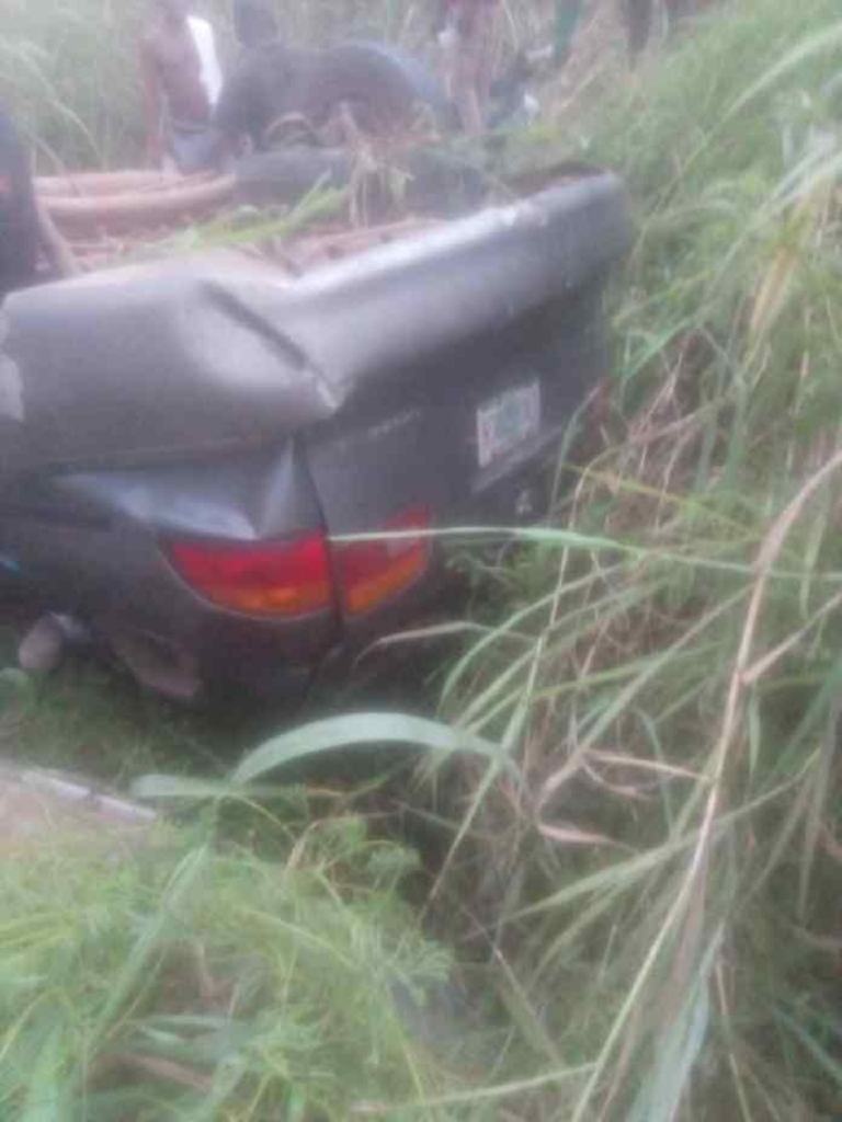 2 perish as vehicle plunges into ditch near Anambra river