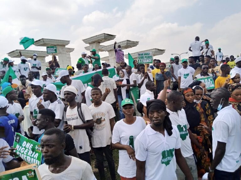 Group Besiege Venue of Nnamdi Kanu’s Trial, Canvasses for Patriotism,Pledges Commitment for One Nigeria