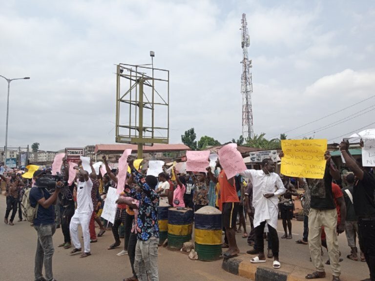 Our King is Grabbing Our Lands —Youths Block Anambra Police Hdqrs in Protest￼