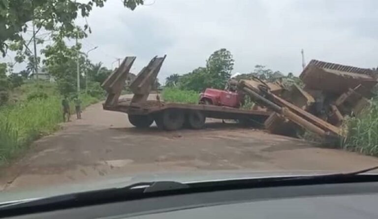 In Anambra, Youths Feast on Motorists As Truck Blocks Major Road