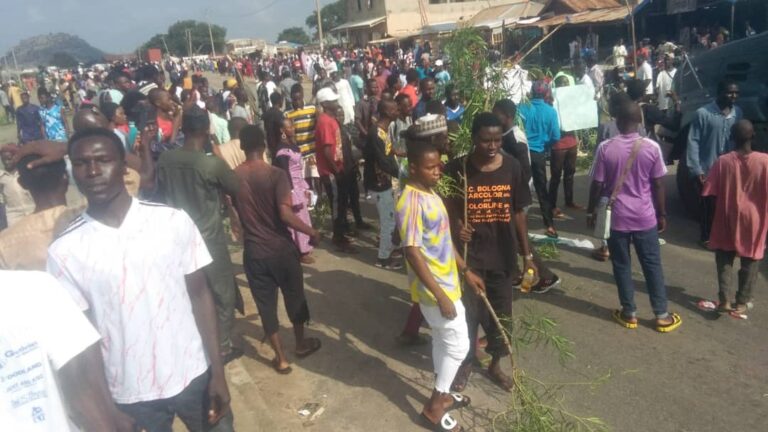 Students protests turns violence , Block Bauchi-Jos Highway, lecturers begins two weeks strike