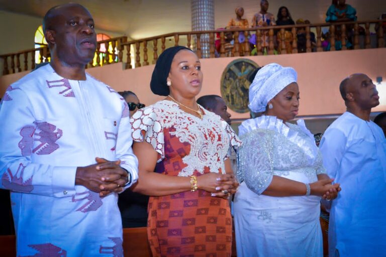 Soludo, Wife, Umeadi, Nwoye, Ekwunife Storm Enugwu-Ukwu as Hon. Nwankwo Buries Dad