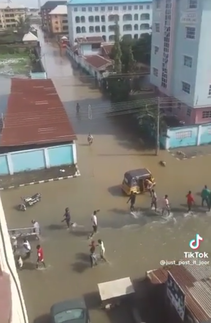 Panic in Anambra As River Niger Overflows into Residential Houses, Streets (video)