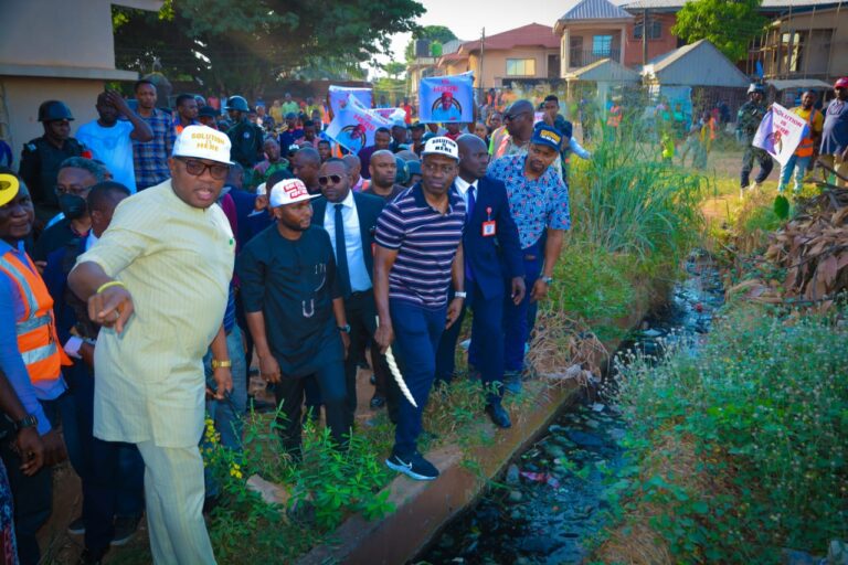 Soludo Inspects Umuogbu Road, Agulu-Awka, Gets A Rousing Reception From The People For Fulfilling His Promise