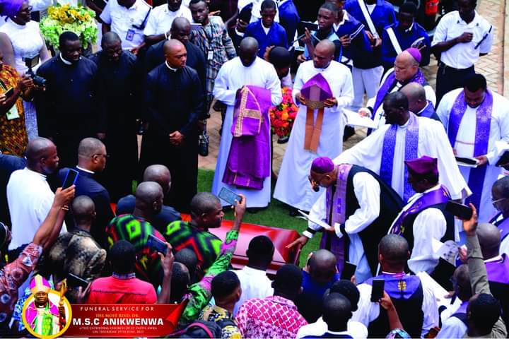 Panegyrics Trail Anikwenwa’s Burial in Anambra