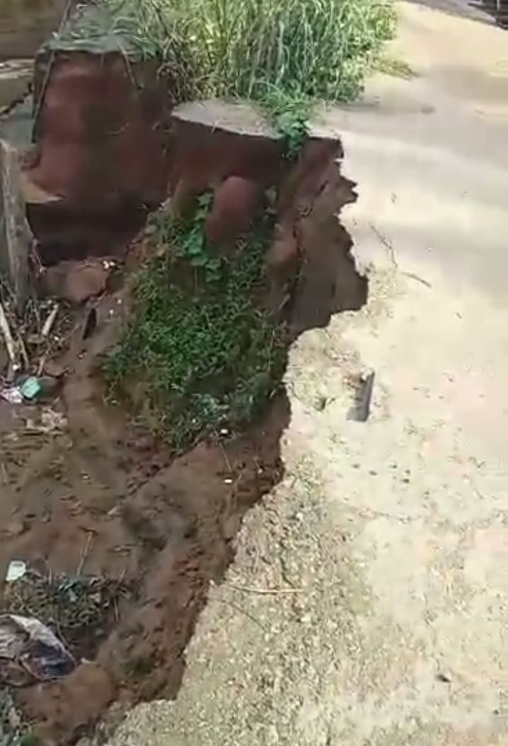 Nnewi Residents Beg Soludo’s Intervention as Erosion Gully Eats Up Community Road