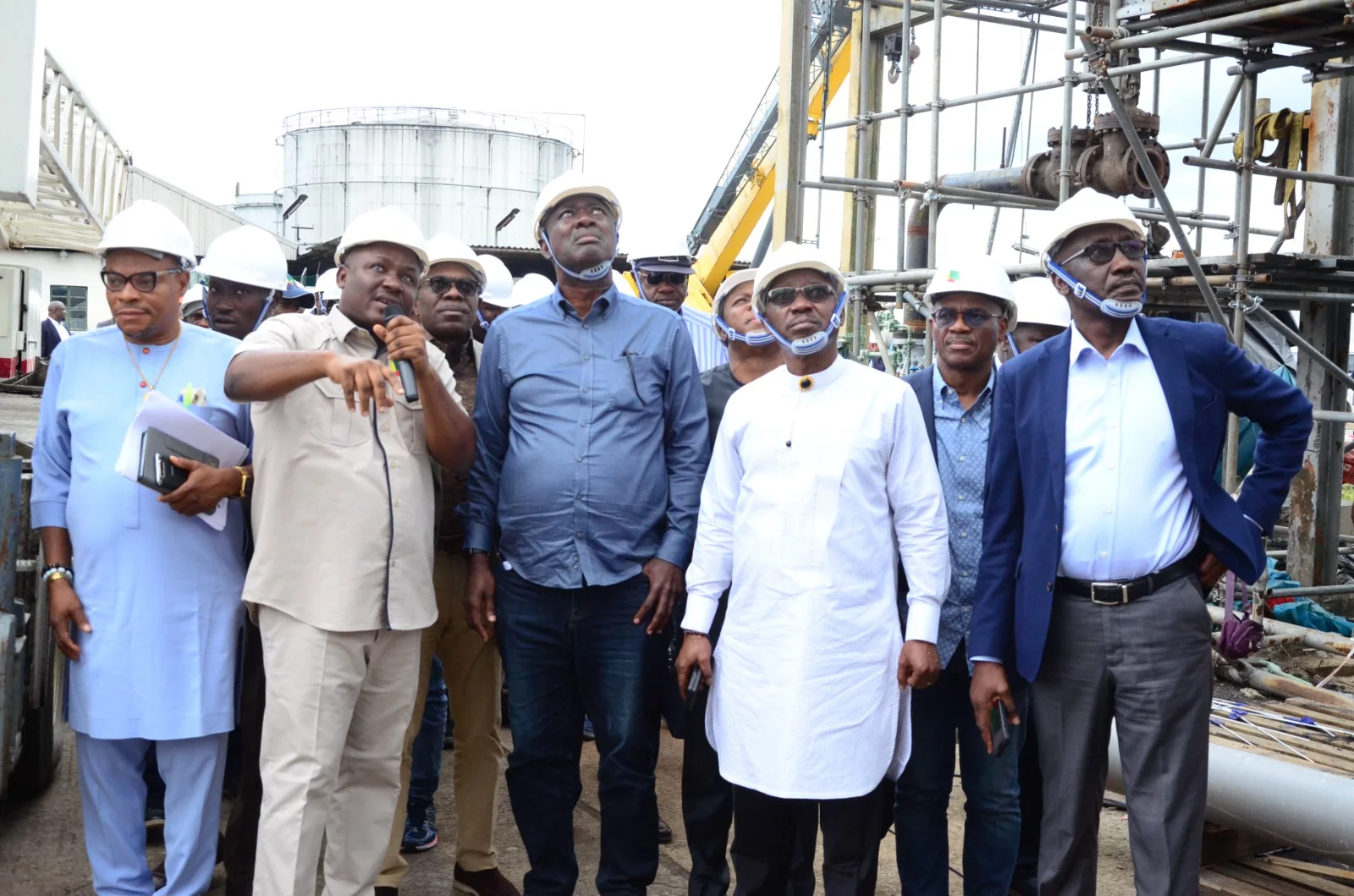 Minister of State for Petroleum (Oil), Sen. Heineken Lokpobiri, (Middle), with Minister of State for Petroleum (Gas), Mr Ekperikpe Ekpo; Permanent Secretary, Ministry of Petroleum Resources, Amb. Gabriel Aduda, Group CEO, NNPC Ltd., Mr Mele Kyari, and others at the Port Harcourt refinery inspection.
