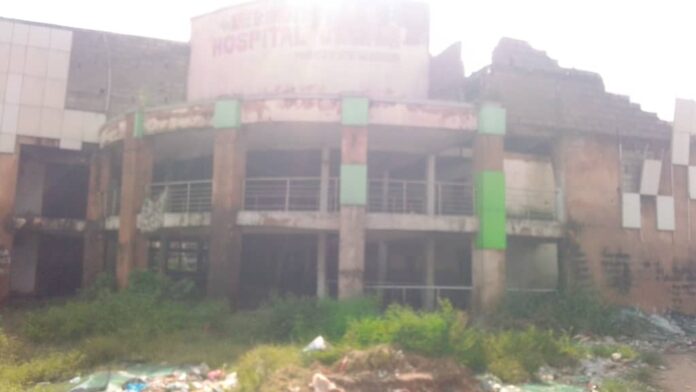 Mother And Child Hospital, built during the rescue mission administration of the former Imo State governor, Rochas Okorocha have been taken over by mechanics and hoodlums who operates within premises by day and night.