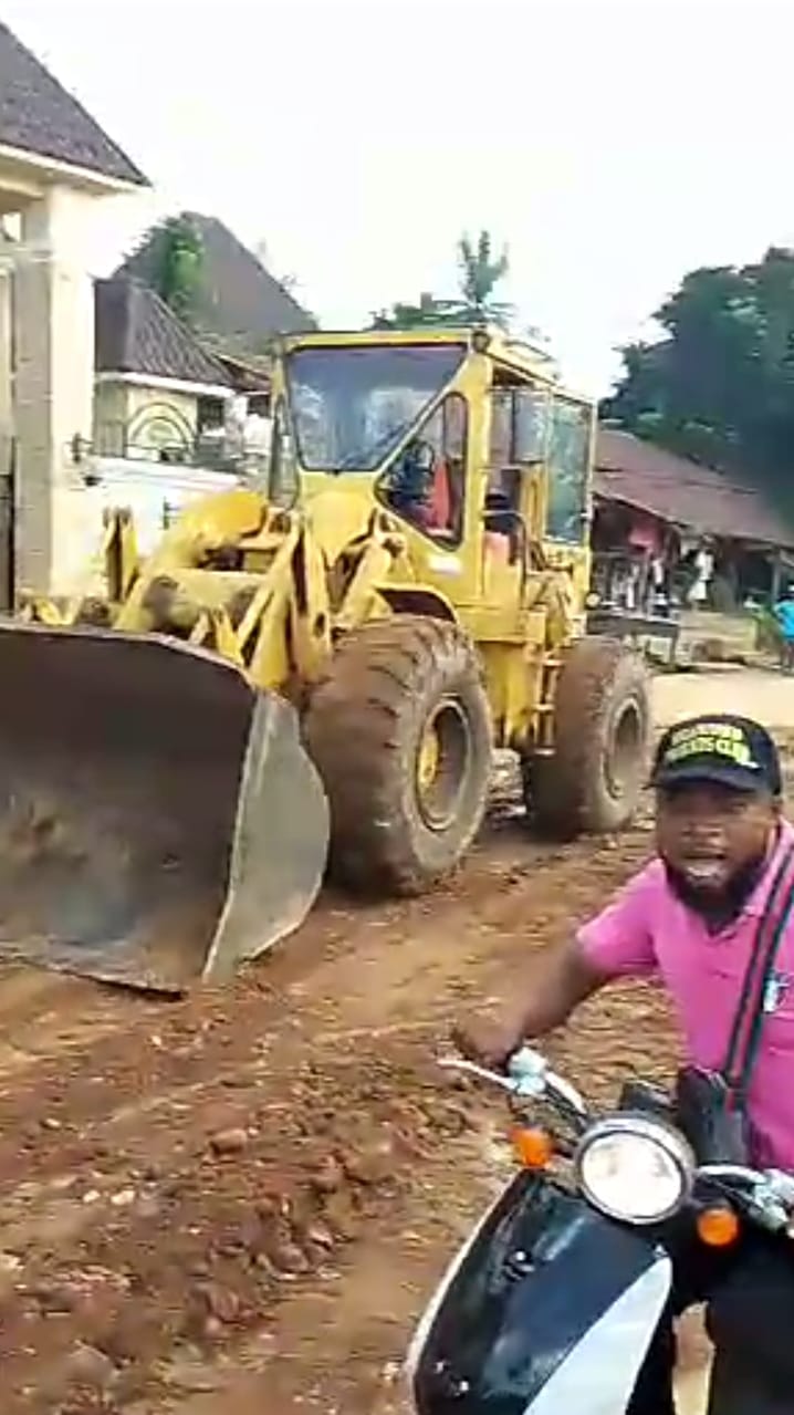 Community Youths Mock Anambra Billionaire After Contributing Money to Grade Road to His Mansion
