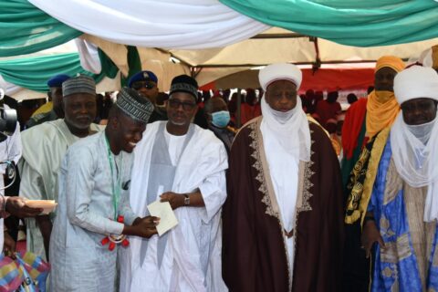 Gov Bala Mohammed, Sultan of Sokoto, Sa'ad Abubakar and Emir of Bauchi Dr Rilwanu Suleiman Adamu during presentation of cheque and prizes to best students at 1st graduation ceremony of the Sultan Sa'ad Abubakar Primary, Islamiyya and Secondary School in Miya community of Ganjuwa Local Government Area of the state.