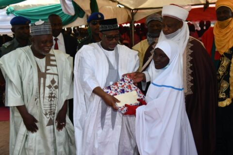 Gov Bala Mohammed, Sultan of Sokoto, Sa'ad Abubakar and Emir of Bauchi Dr Rilwanu Suleiman Adamu during presentation of cheque and prizes to best students at 1st graduation ceremony of the Sultan Sa'ad Abubakar Primary, Islamiyya and Secondary School in Miya community of Ganjuwa Local Government Area of the state.