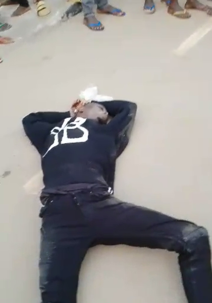 Handcuffed Man Allegedly Falls Off from Police Vehicle in Anambra, Dies (video)