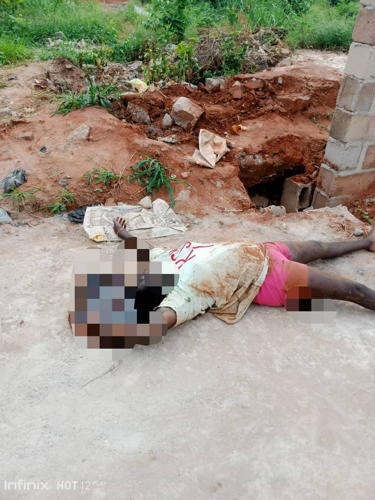 In Anambra, Decomposing Corpse of  Lady Who Died After Smoking Colos Gets Relocated Close to School Environment by Residents, May Explode Soon