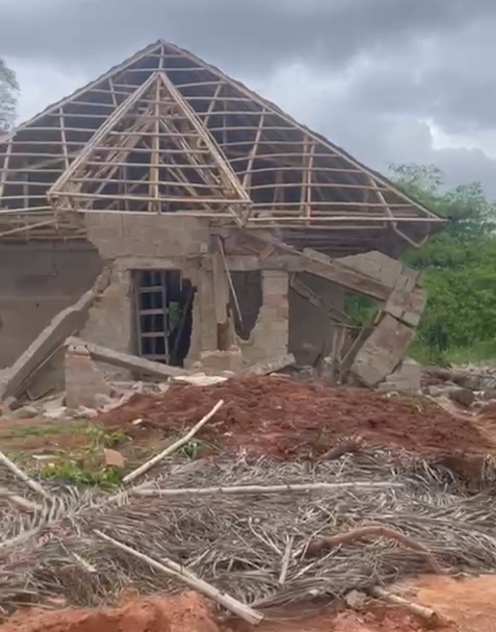 Anambra Widow Escapes Assassination at Midnight, As Sister-in-law Allegedly Storms with Thugs, Demolishes Her New House (video)