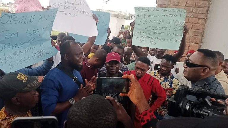 Oil Communities Protest In Imo, Storm Govt House – Owerri, Accuse Ex- Minister, SOLAD, Of Bad Leadership