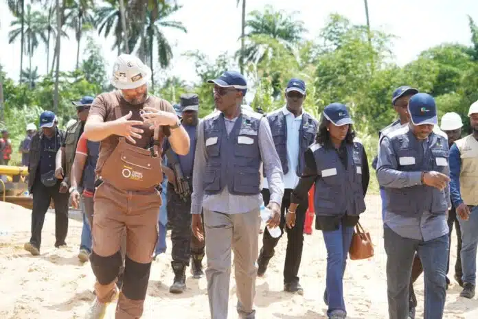 Managing Director of Tunnel Service Group (TSG), one of the contractors to the Obiafu-Obrikom-Oben (OB3) Gas Pipeline Project, Mr. Ingo Justen (1st from left) briefs the Group CEO NNPC Ltd, Mr. Mele Kyari (2nd from left) on progress of the River Niger Crossing Operation of the Gas Project during an inspection tour to one of the Project Sites at Aboh, Delta State, on Saturday.