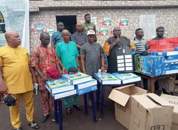 Anambra market Mgbuka Obosi Embarks on installation of Solar lights against insecurity 