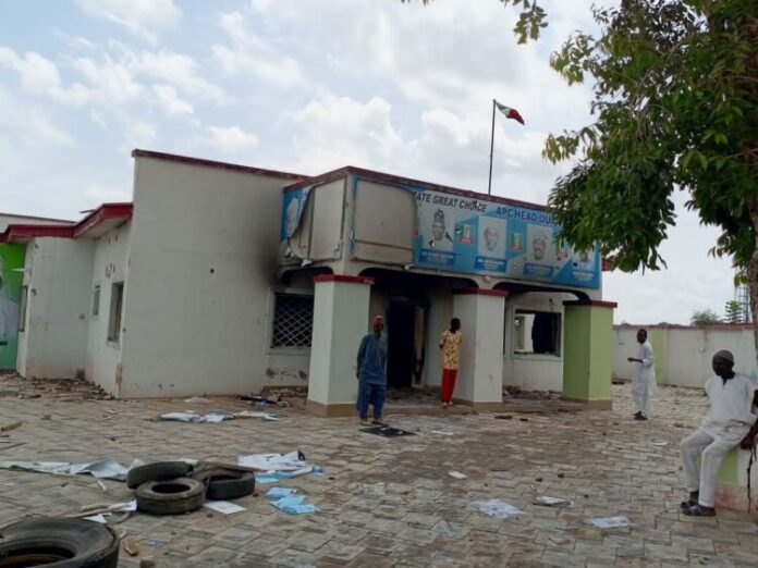 Protest: 10 Injured As Hoodlums Set Jigawa APC Secretariat On Fire, Loot Agricultural Stores