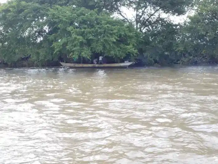 Benue: 18 passengers escape death as boat capsize in Buruku River