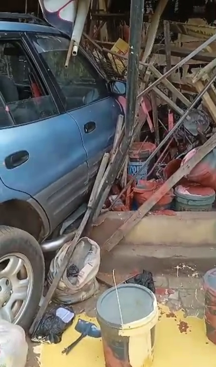 In Anambra, Artisans Escape Death As Car Rams into Paint Shop in Eke Awka Market