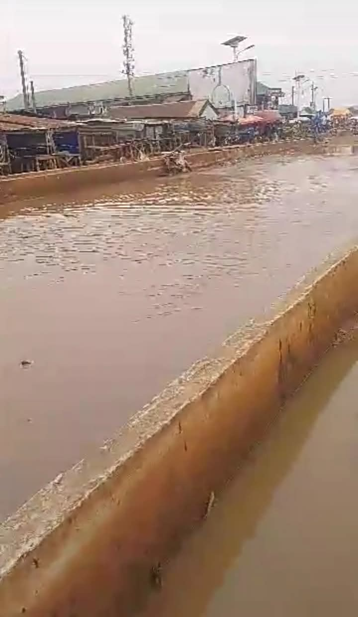 Erosion Floods Take Over Nekede-Ihiagwa-Obinze Road, 2-years After Buhari, Uzodimma Commission Project In Imo State