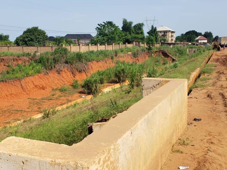 LANDSLIDE: Delay in Ozubulu Erosion Site Worries Anambra Resident Amidst Looming Rains (Videos)