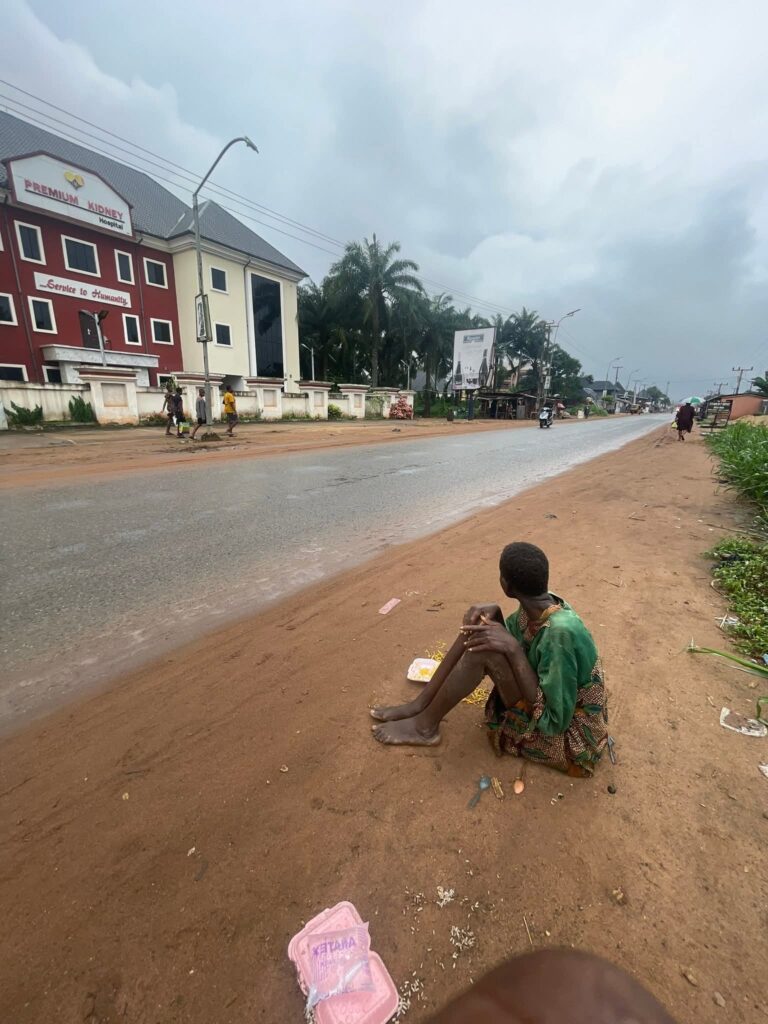 In Nnewi, Reactions as Woman Sleeps by Roadside for Weeks Without Help