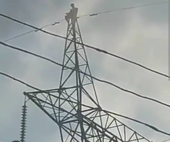 Anambra Man Climbs Electric Pole to Commit Suicide, Rescued by Police (Video)