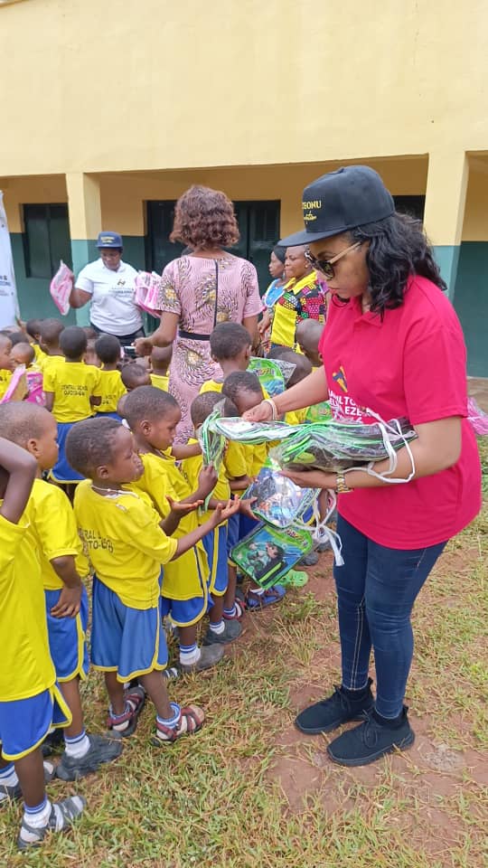 Hamilton & Thelma Ezeonu Foundation Embarks on 1 Child 1 bag Project in Anambra Schools