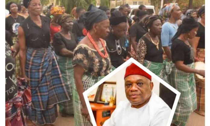 ‘Death Curses and Sackcloths’ — Abia North Women Take to the Streets Against Senator Orji Uzor Kalu UMUAHIA — In a raw and unsettling display of grassroots fury, hundreds of women from Abia North Senatorial District have reportedly hit the streets, wearing sackcloths and chanting death curses against their representative, Senator Orji Uzor Kalu. The viral video of the protest, which emerged on Wednesday night, February 11, 2026, shows the women—many of whom are elderly—mobilising without external funding to express their absolute rejection of the former governor. The sight of women in sackcloths, a traditional symbol of extreme mourning and spiritual 