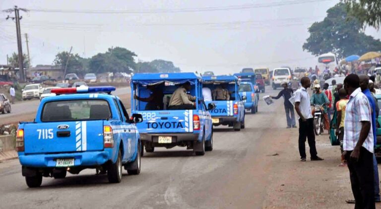 Commotion As Minibus Driver “Detains” FRSC Officer Over Plate Number And Missing Cash