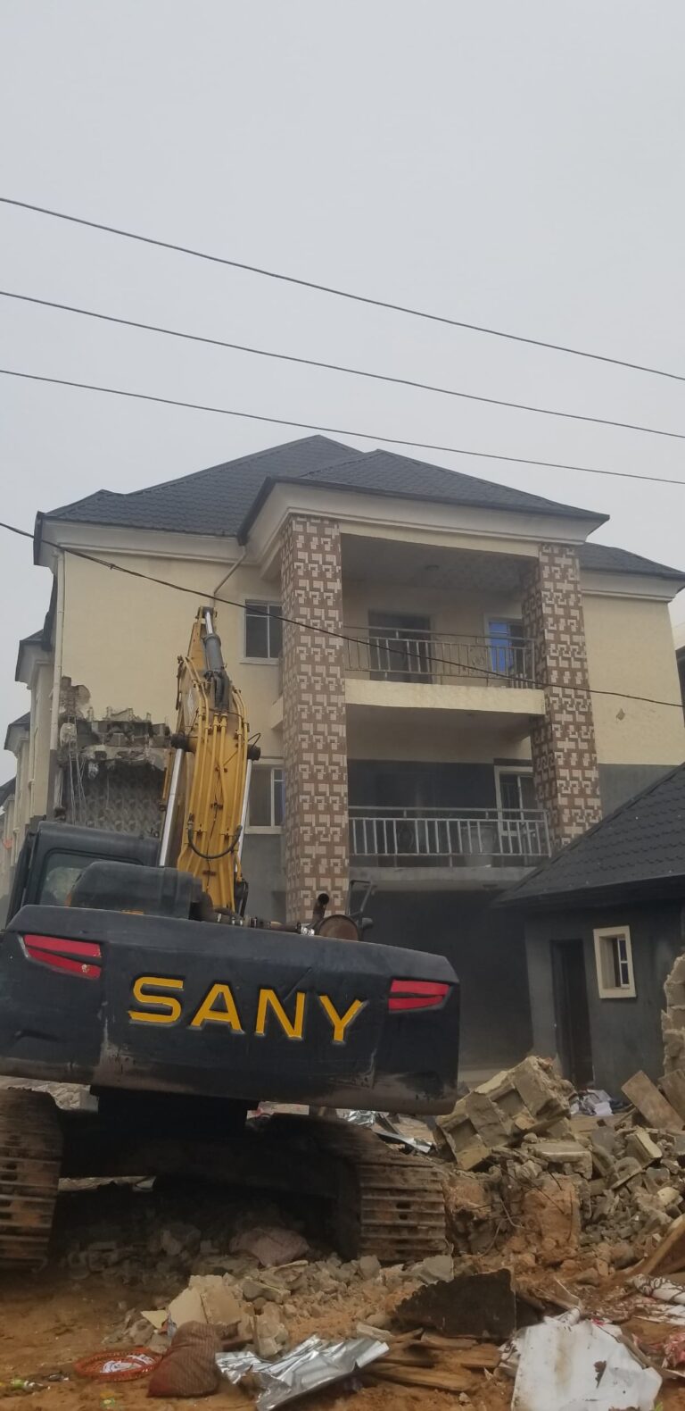 Many Escape Death as ACTDA Evacuates Occupants, Demolishes Cracked Two-Storey Building in Awka (Video)