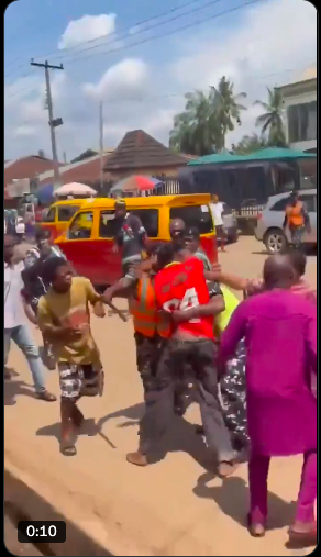 Anarchy In Benin City: Outrage As Two Youths Brutally Assault Female Operative, Punch Elderly Officer Along Upper Sakponba Road