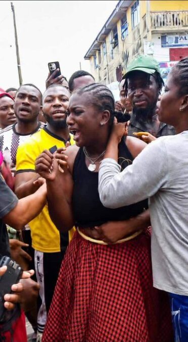DRAMA IN CHOBA: Woman Caught After Allegedly Scamming Port Harcourt Trader With ₦200,000 Fake Transfer